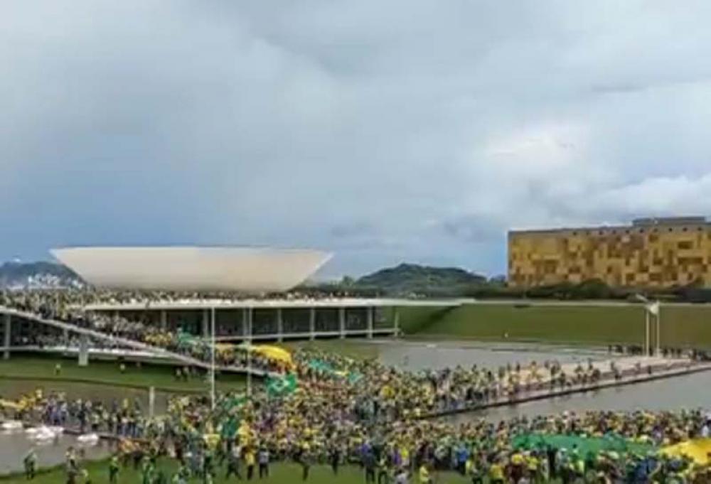 Brazil: Ex-President Bolsonaro supporters storm key government buildings