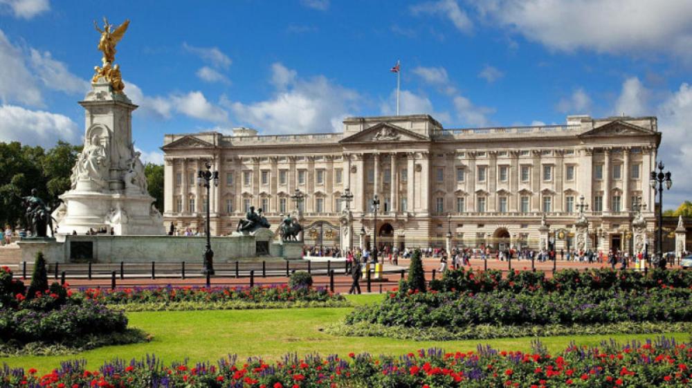 London: Police arrest man outside Buckingham Palace for throwing suspected shotgun&nbsp;cartridges&nbsp;