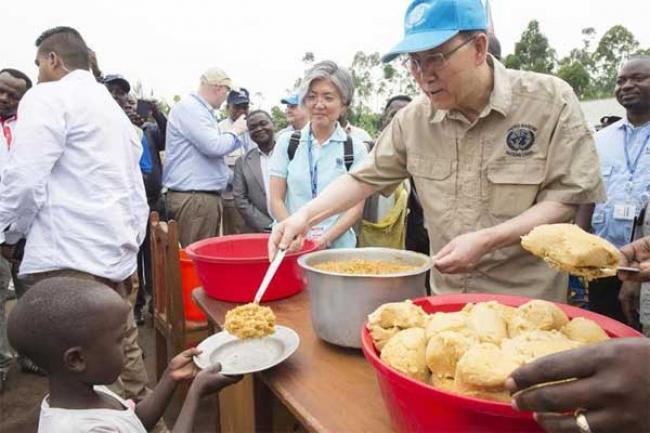Displaced people need to be given opportunity to rebuild their lives, Ban says at camp in DR Congo