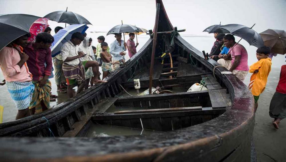 Rohingya refugees drown as boat capsizes in rough waters off coast of Bangladesh &ndash; UN