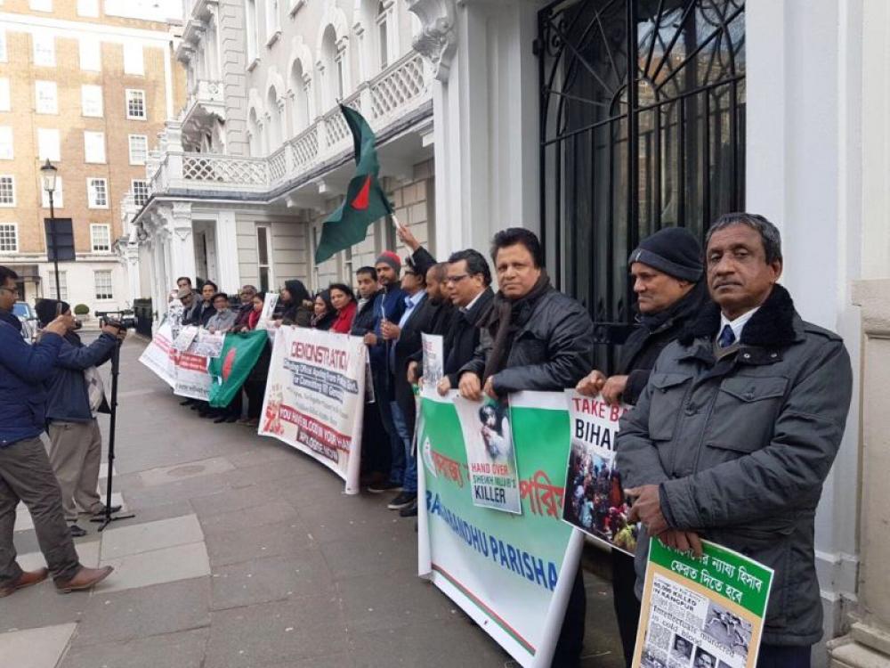 Bangladeshis in London demand apology from Islamabad for 1971 genocide, protest outside Pak HC 